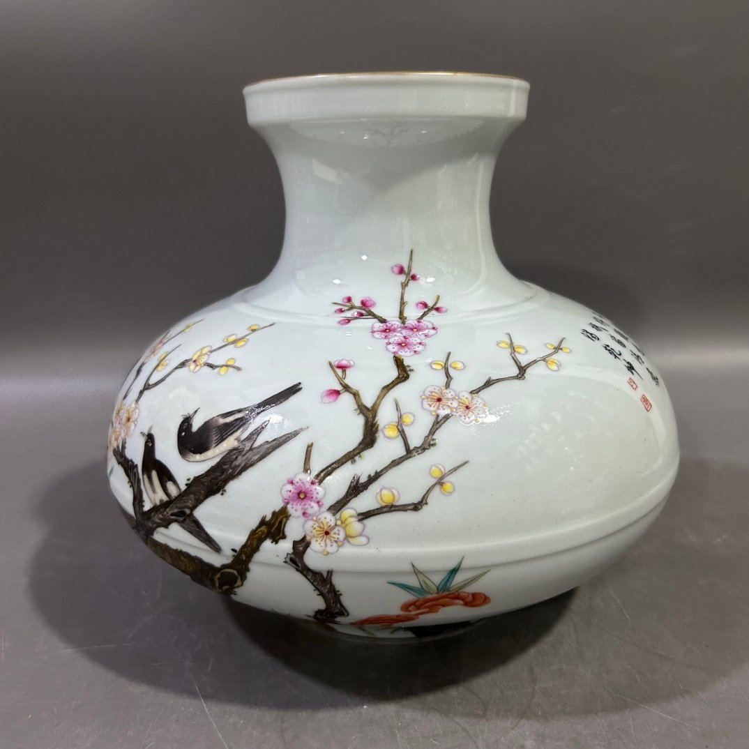 Qing Dynasty Yongzheng pastel happy eyebrow vase