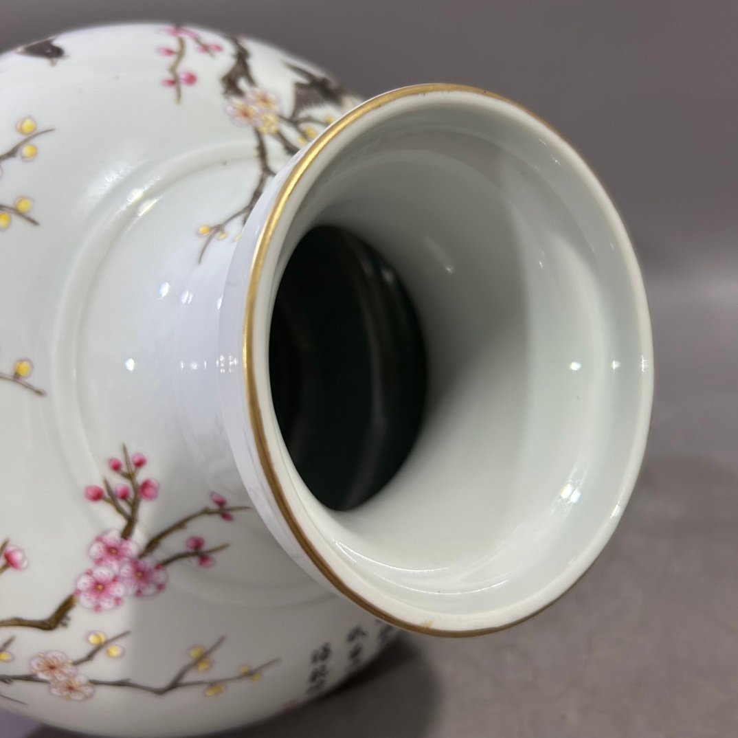 Qing Dynasty Yongzheng pastel happy eyebrow vase