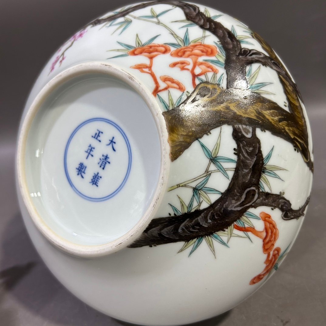 Qing Dynasty Yongzheng pastel happy eyebrow vase