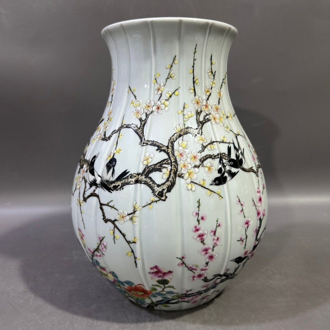 Qing Dynasty Yongzheng pastel happy melon-edge blessing vase