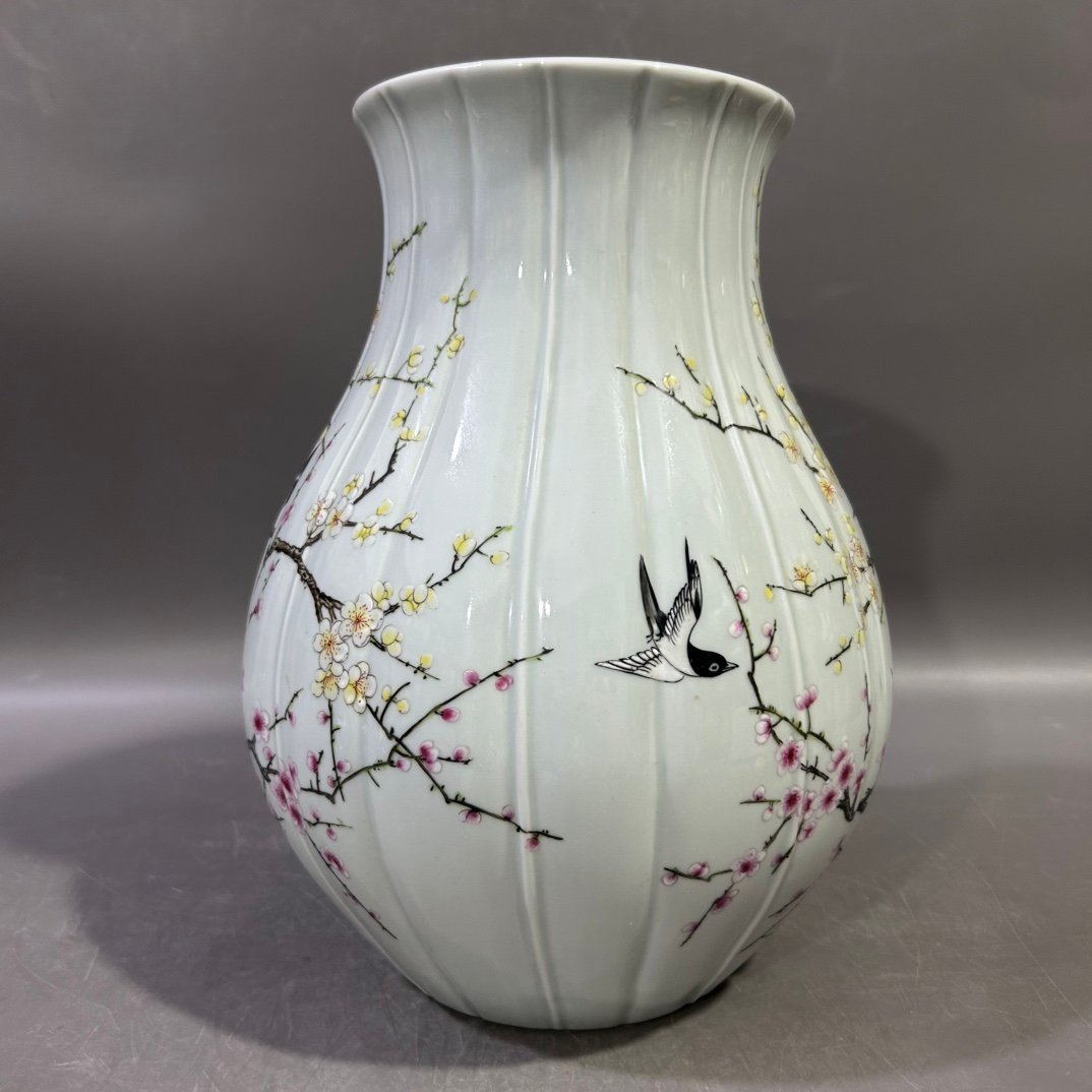 Qing Dynasty Yongzheng pastel happy melon-edge blessing vase