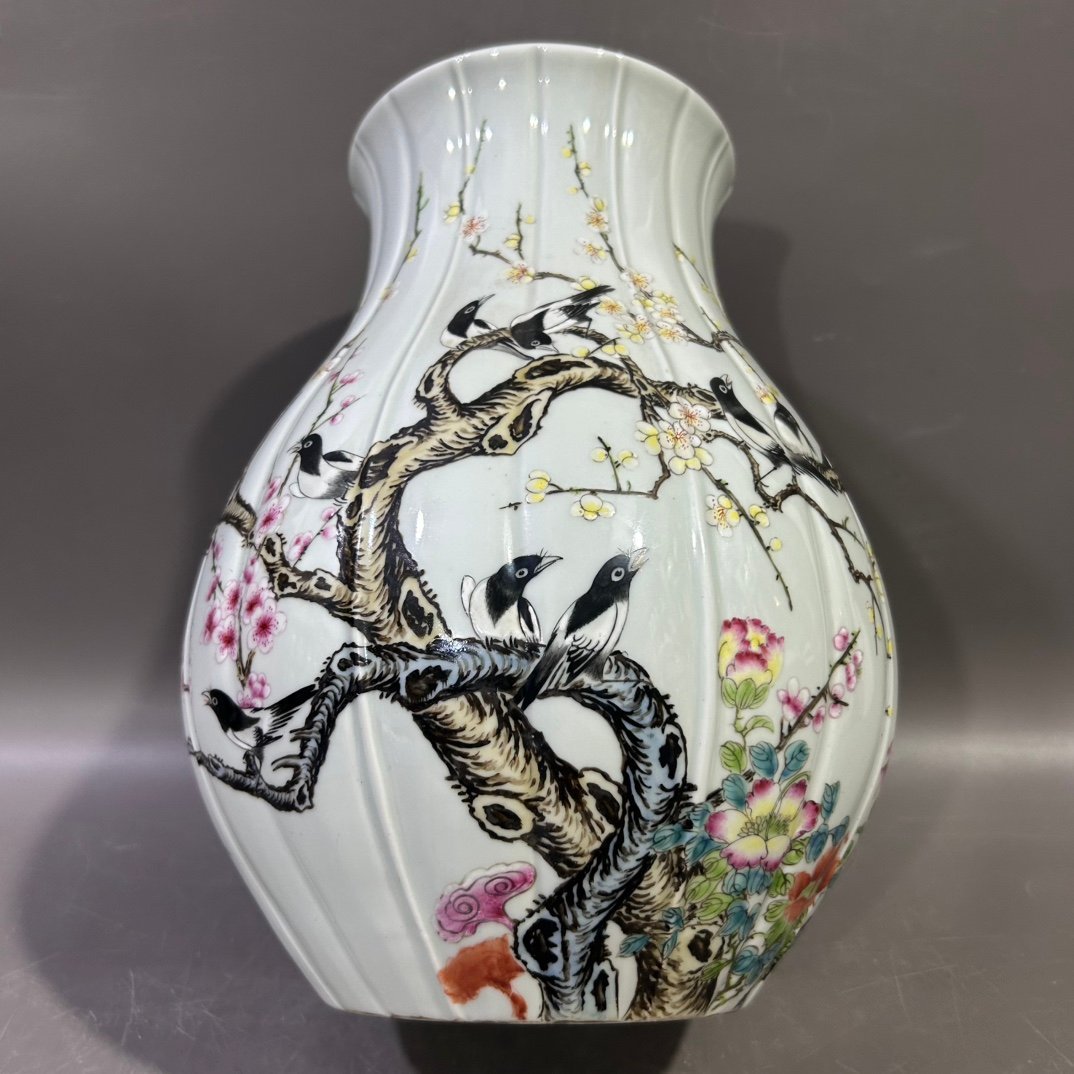 Qing Dynasty Yongzheng pastel happy melon-edge blessing vase