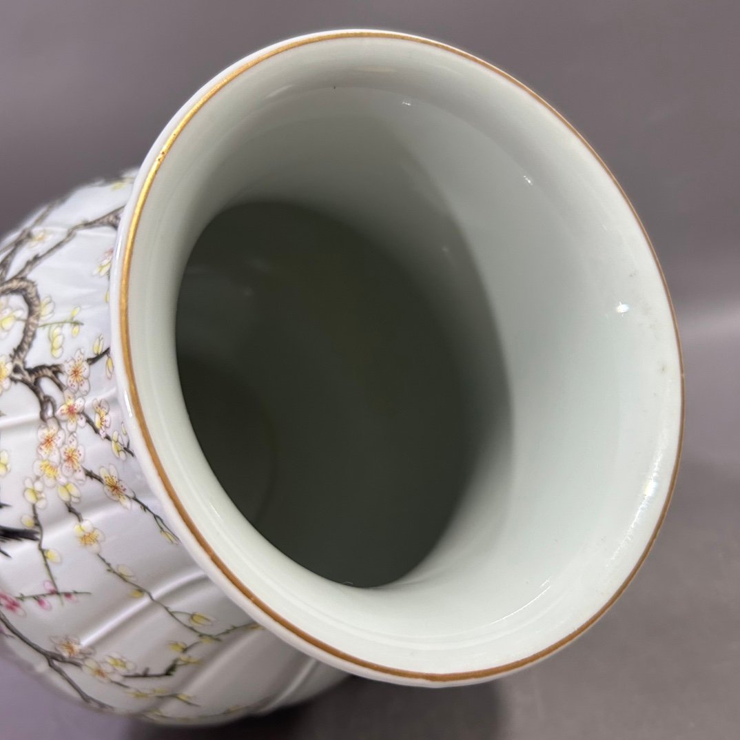 Qing Dynasty Yongzheng pastel happy melon-edge blessing vase