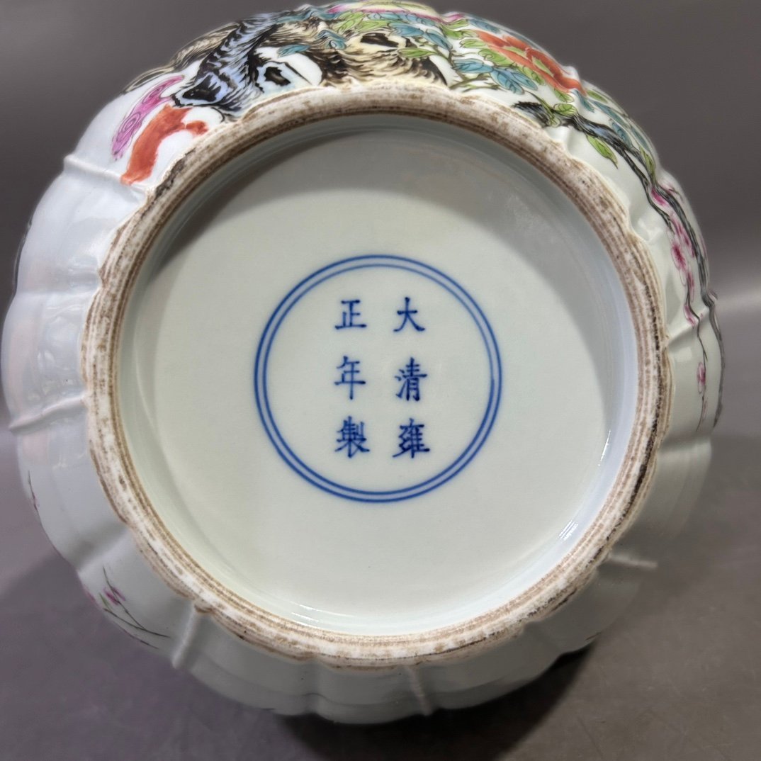 Qing Dynasty Yongzheng pastel happy melon-edge blessing vase