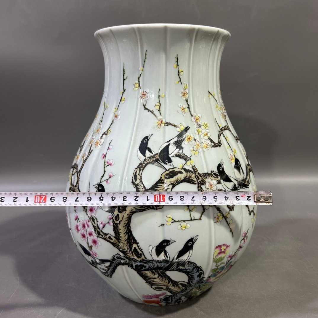 Qing Dynasty Yongzheng pastel happy melon-edge blessing vase