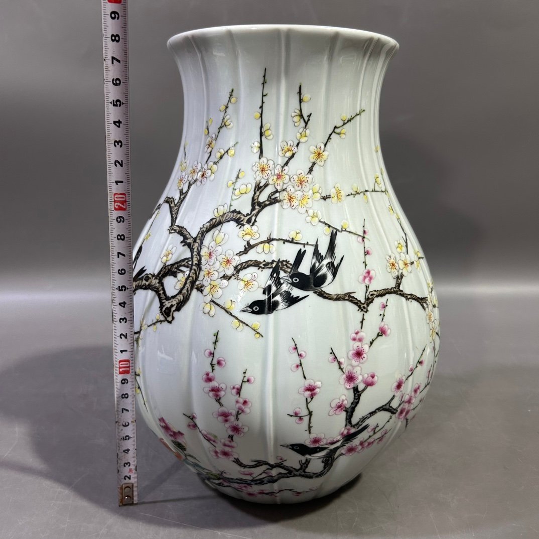 Qing Dynasty Yongzheng pastel happy melon-edge blessing vase