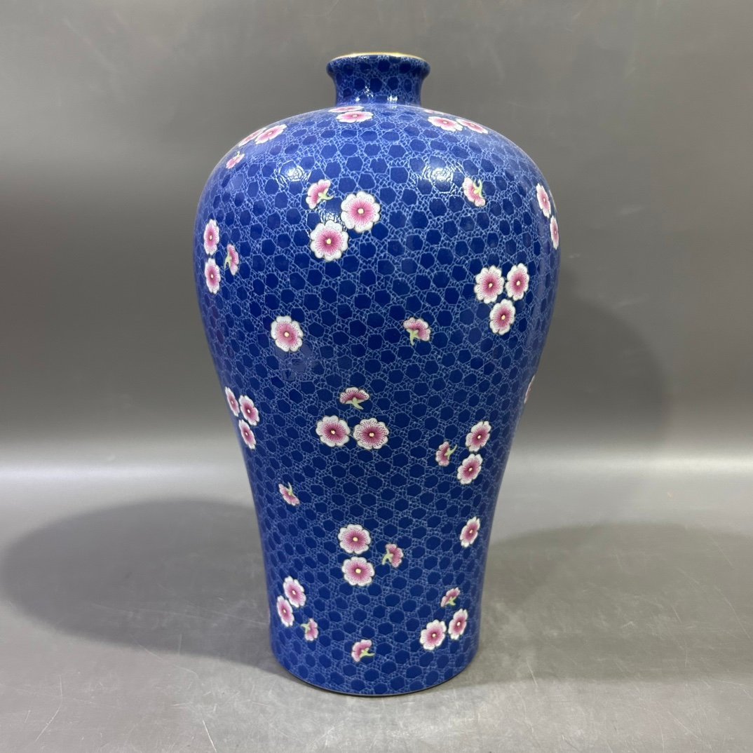 Qing Dynasty Yongzheng pastel plum blossom vase