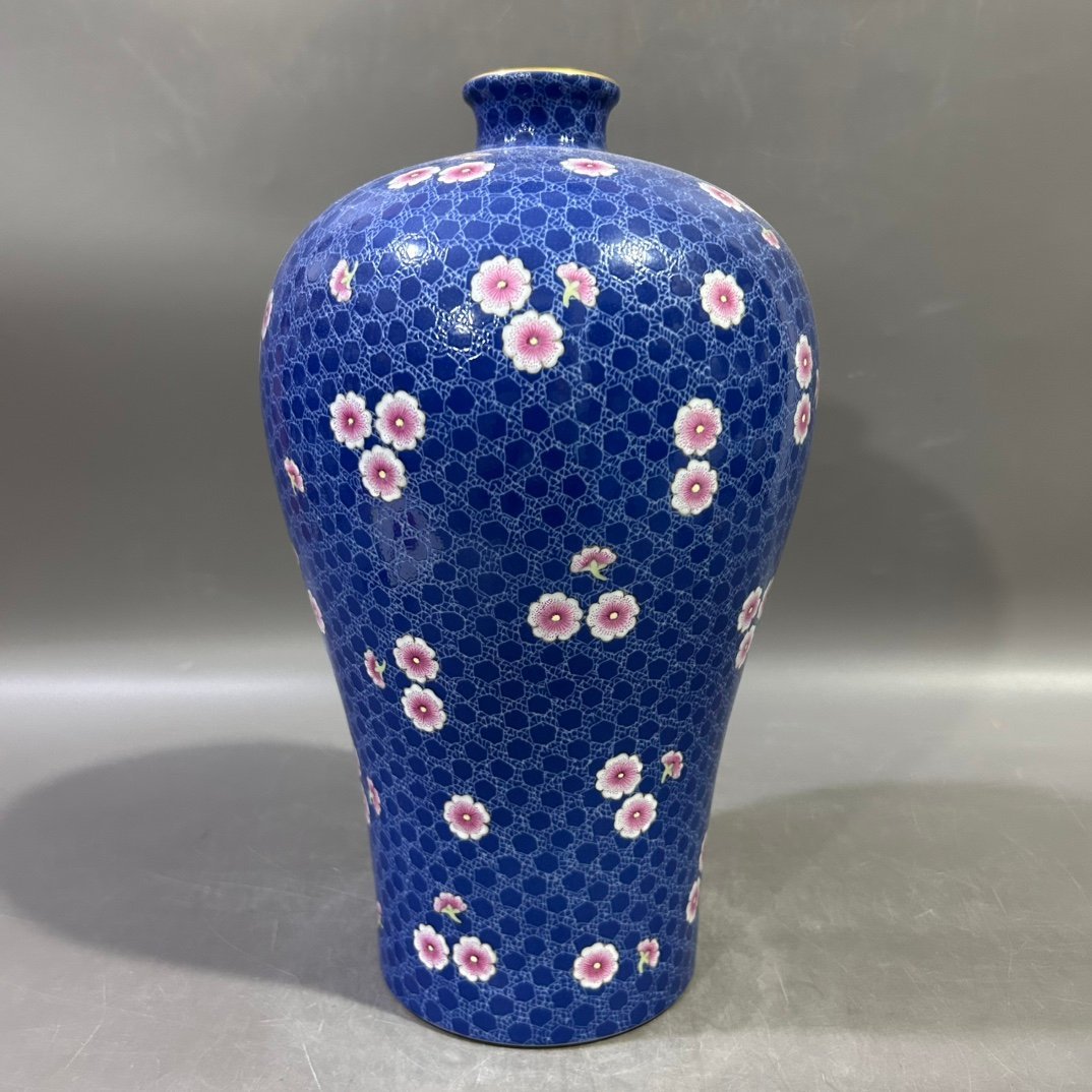 Qing Dynasty Yongzheng pastel plum blossom vase