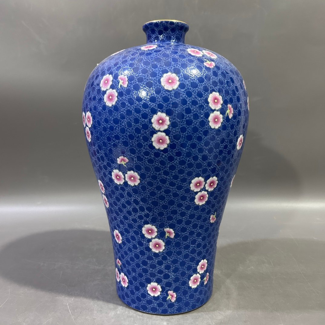Qing Dynasty Yongzheng pastel plum blossom vase