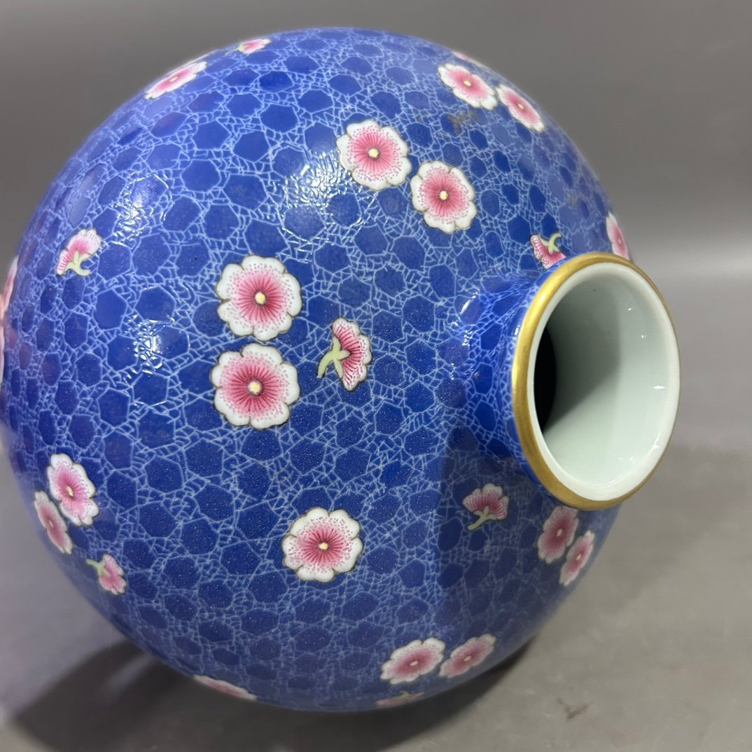 Qing Dynasty Yongzheng pastel plum blossom vase