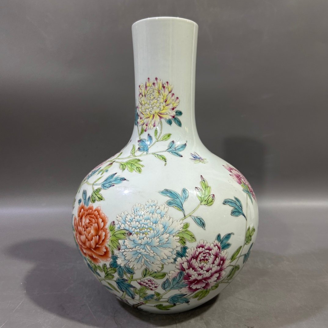 Qing Dynasty Yongzheng pastel peony flower celestial sphere Vase