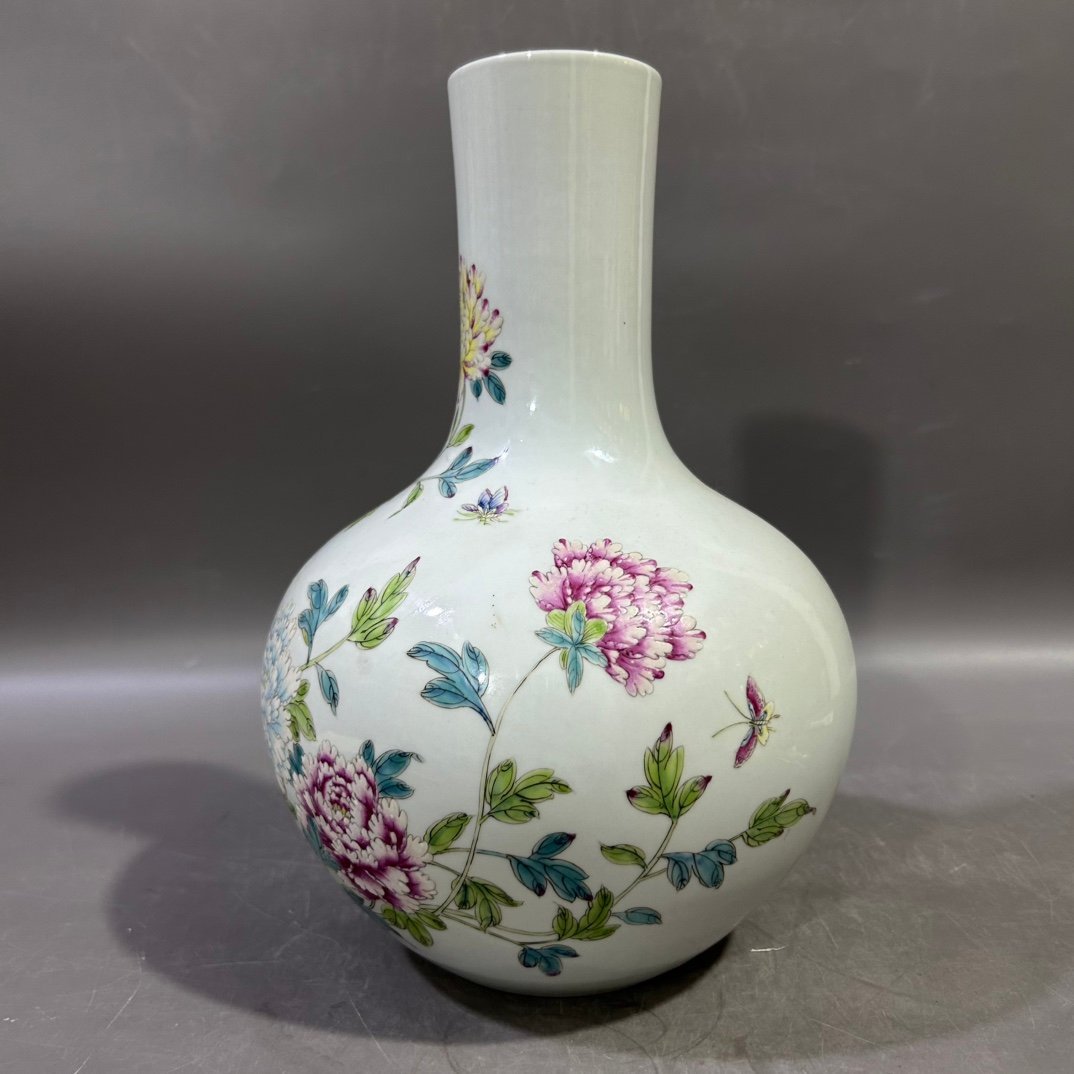 Qing Dynasty Yongzheng pastel peony flower celestial sphere Vase
