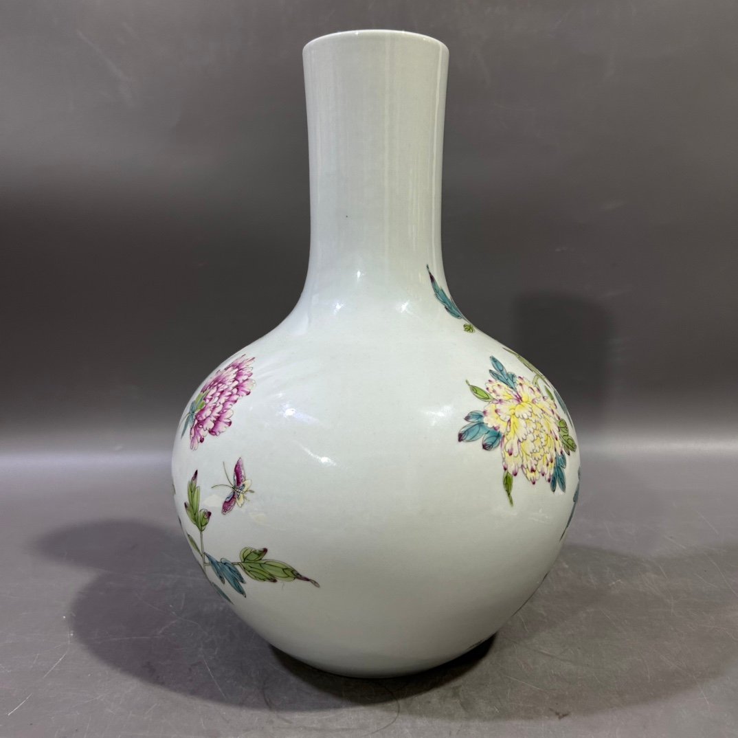 Qing Dynasty Yongzheng pastel peony flower celestial sphere Vase