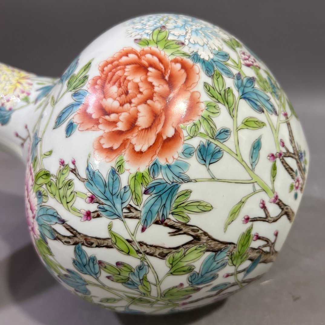 Qing Dynasty Yongzheng pastel peony flower celestial sphere Vase