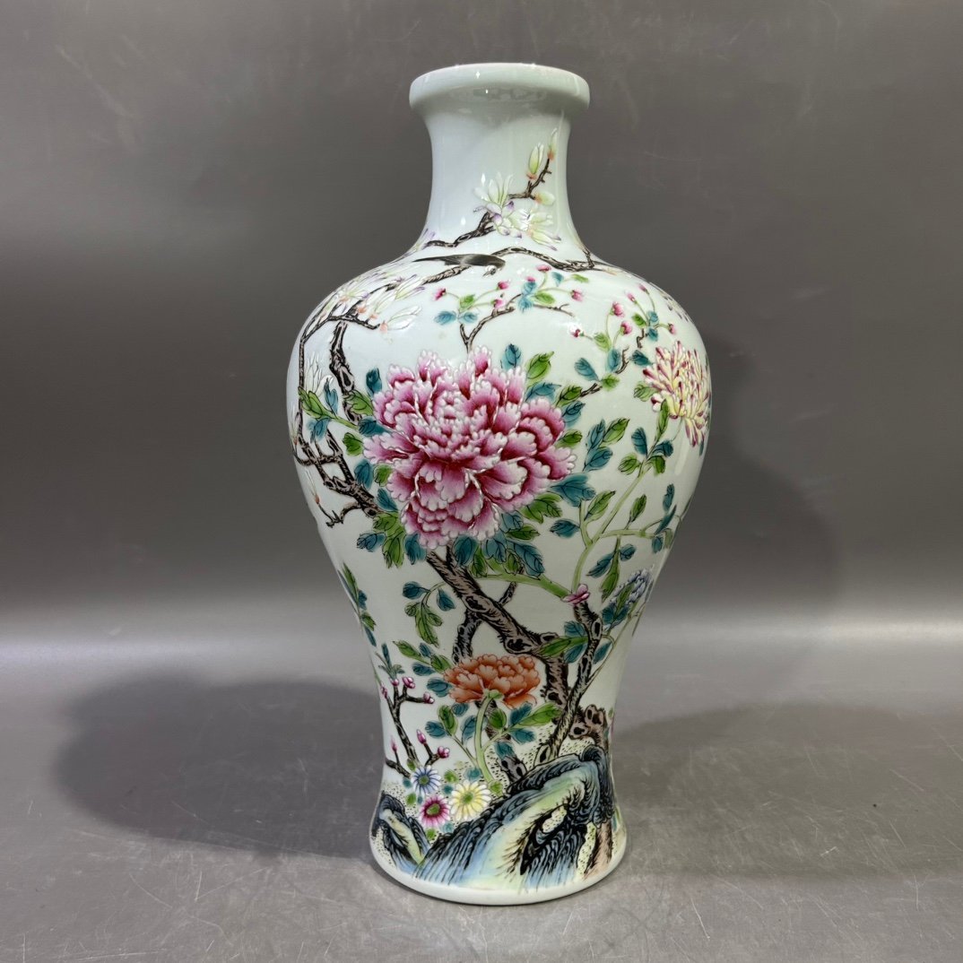 Qing Dynasty Yongzheng pastel peony vase