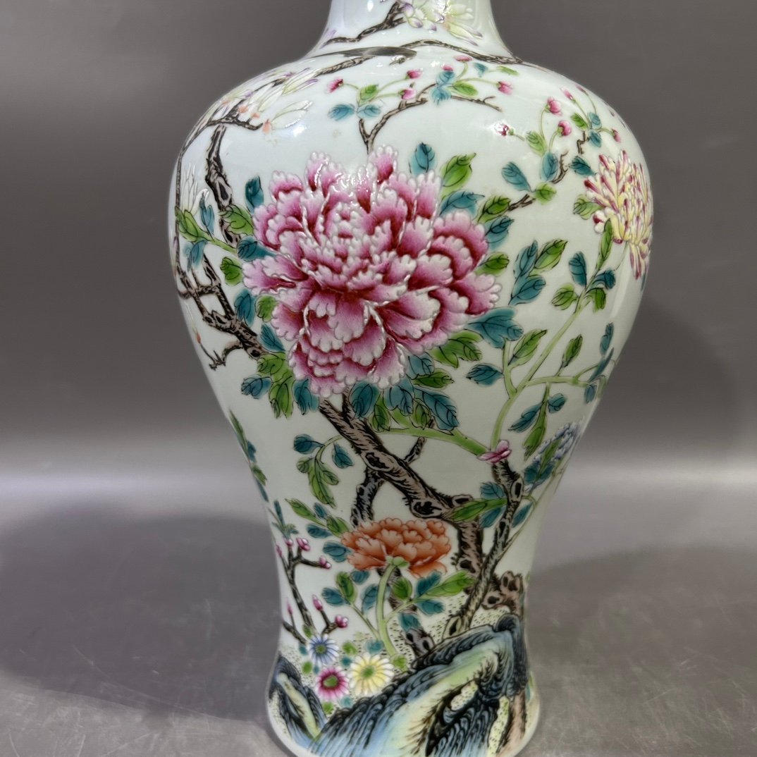 Qing Dynasty Yongzheng pastel peony vase