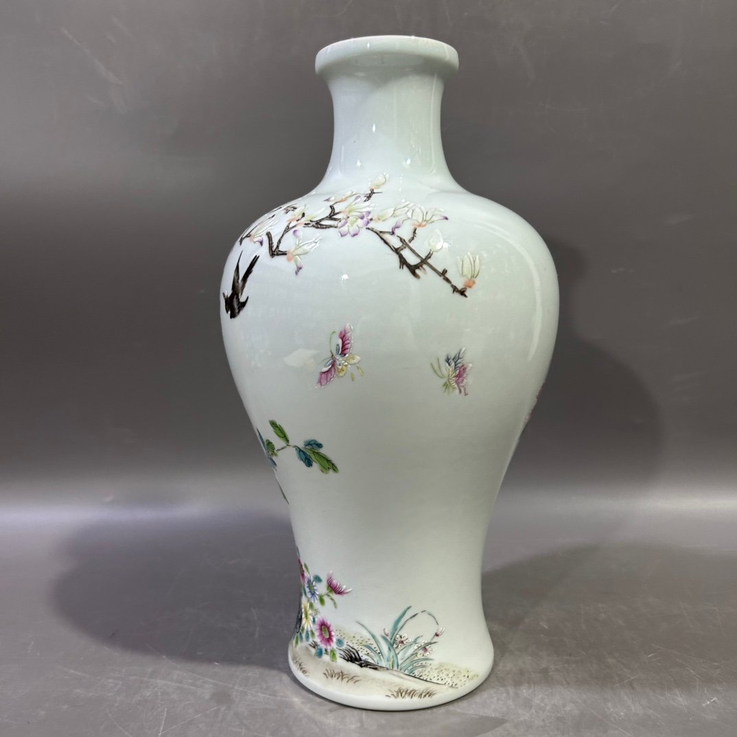 Qing Dynasty Yongzheng pastel peony vase