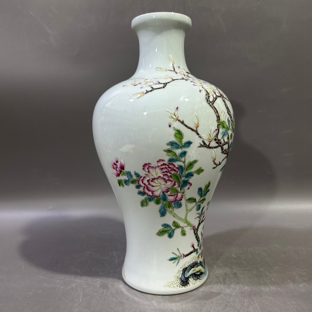 Qing Dynasty Yongzheng pastel peony vase