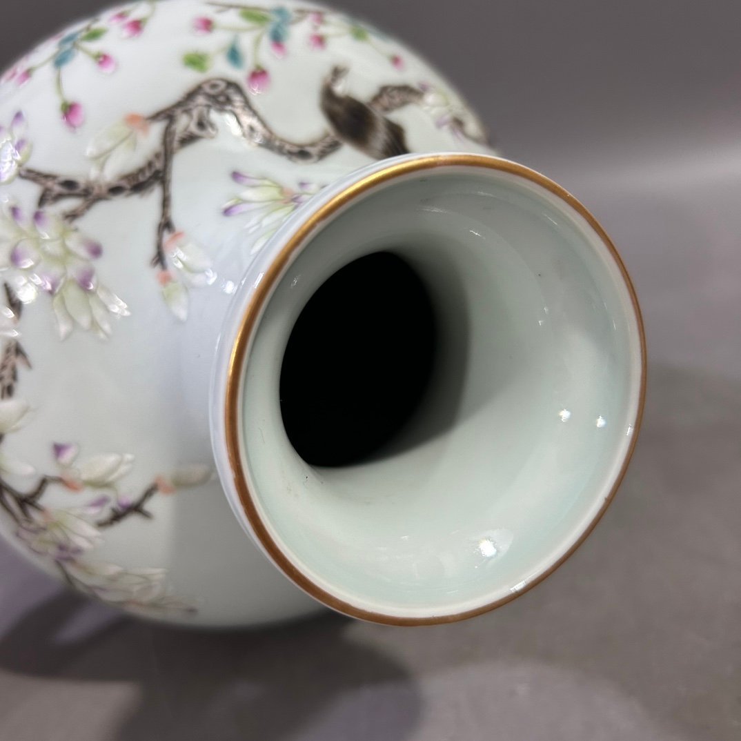 Qing Dynasty Yongzheng pastel peony vase