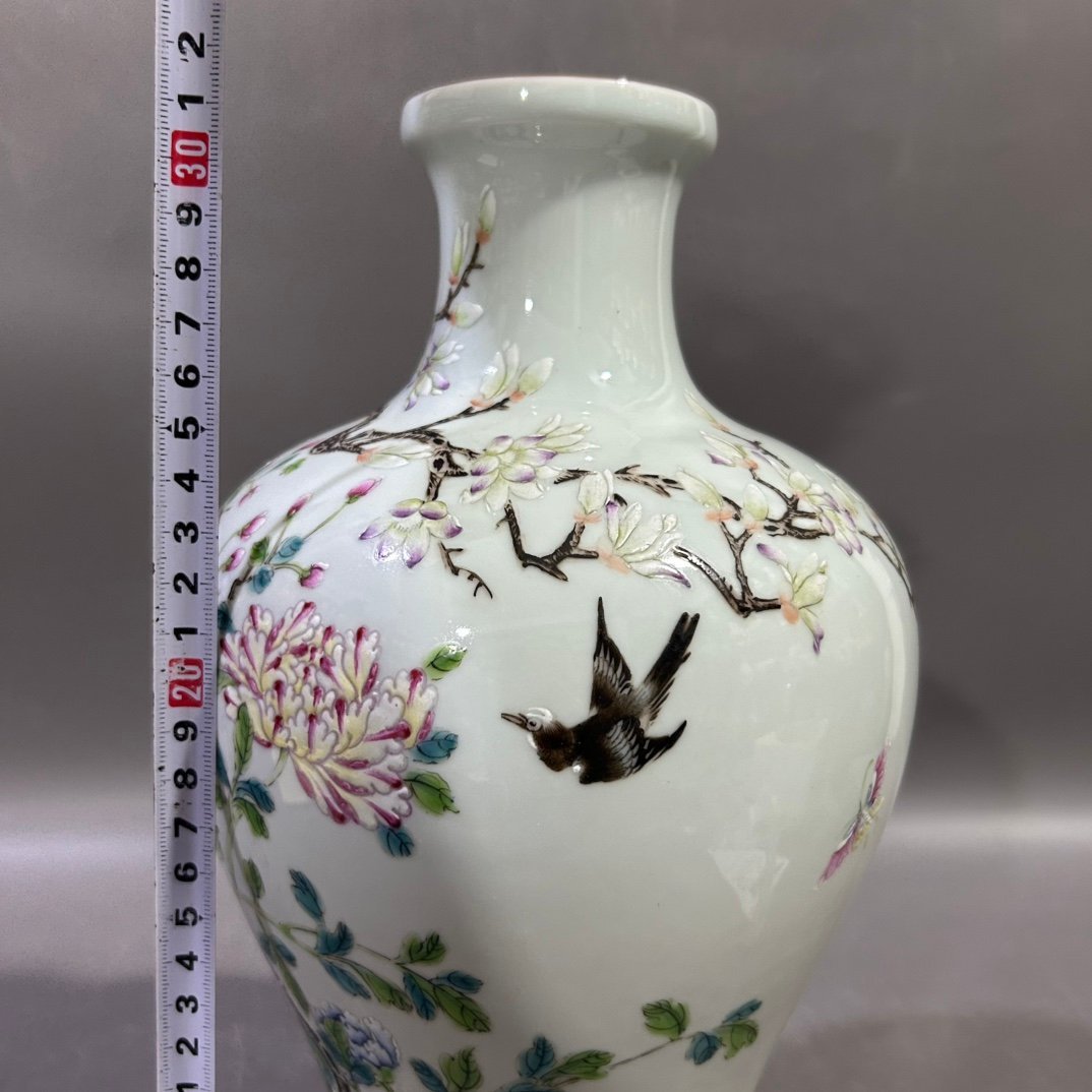 Qing Dynasty Yongzheng pastel peony vase