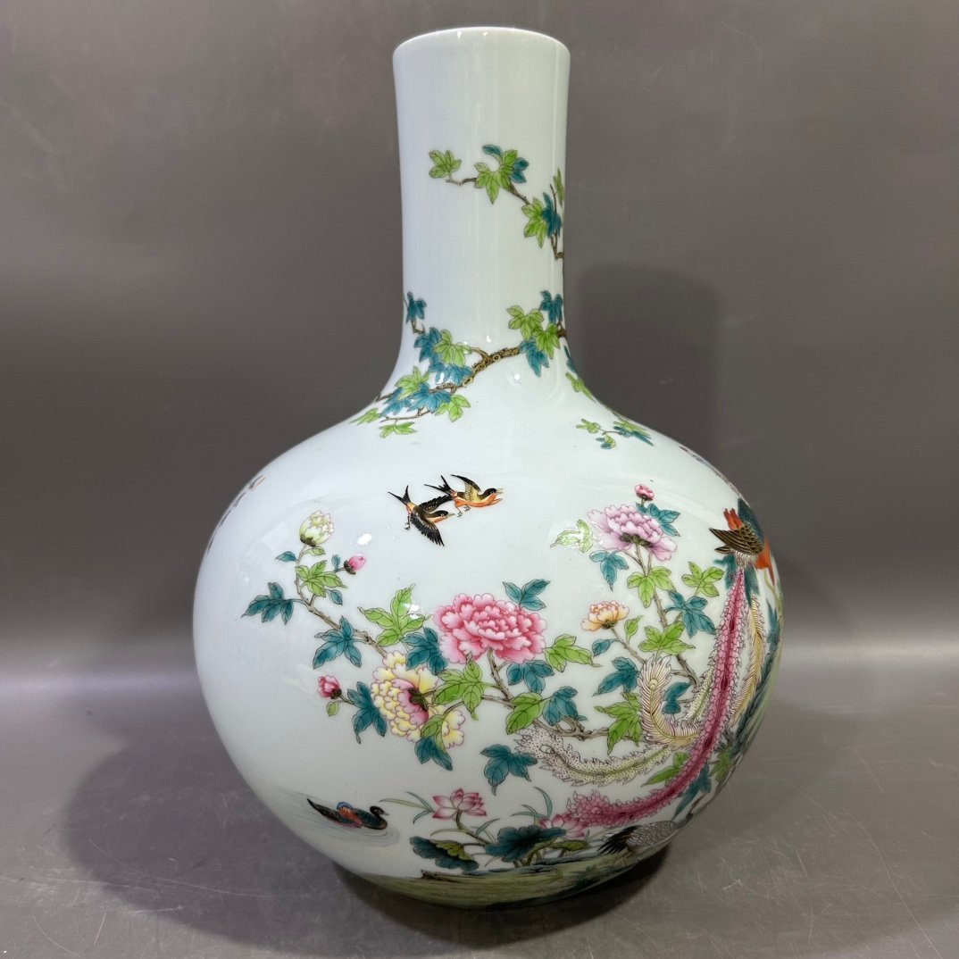 Qing Dynasty Yongzheng pastel pastel flowers birds phoenix and peony celestial sphere vase