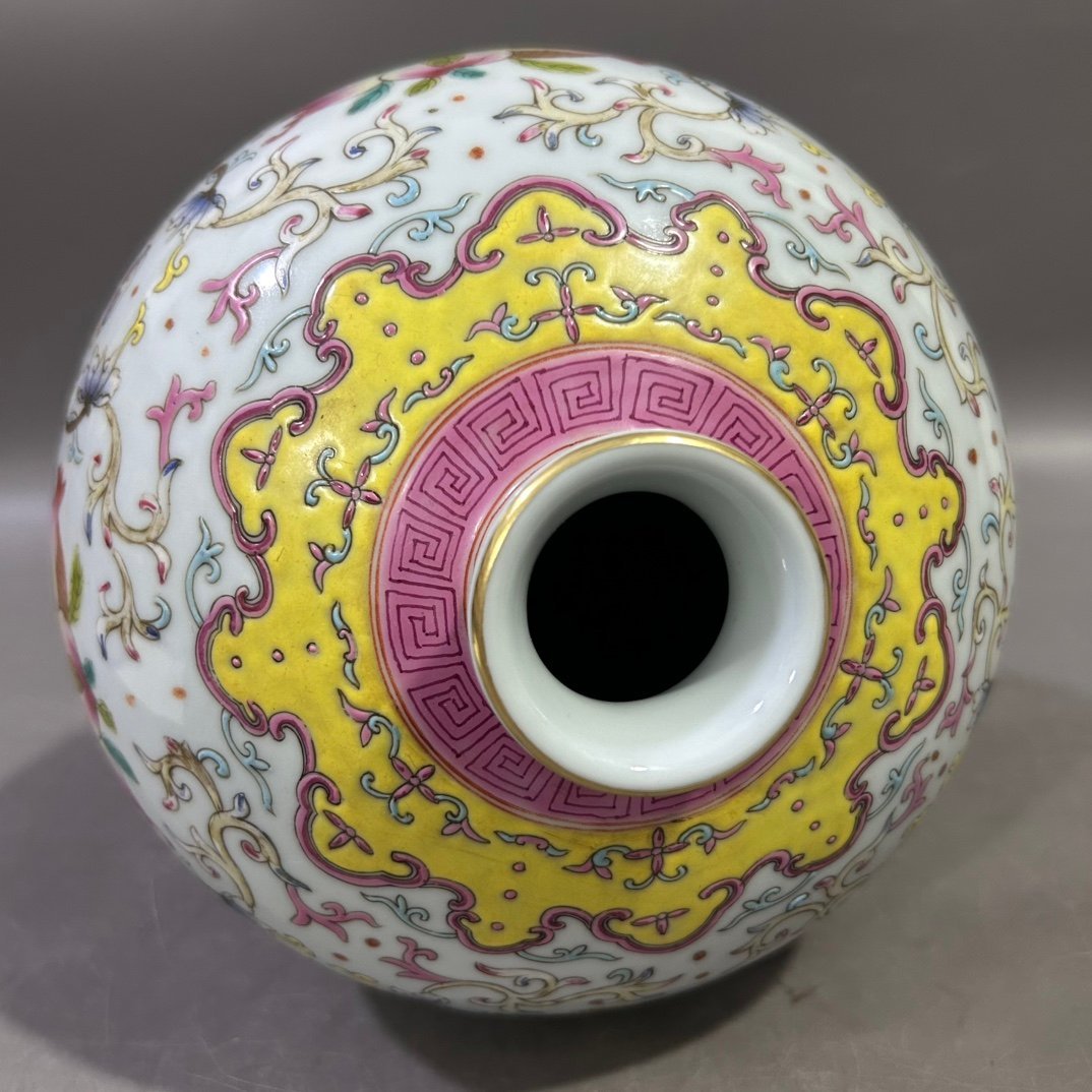 Qing Dynasty Yongzheng pastel flower pomegranate plum vase
