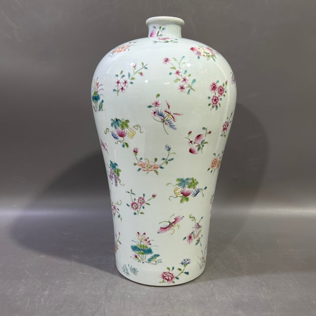 Qing Dynasty Yongzheng Pastel Flower Butterfly Plum Vase