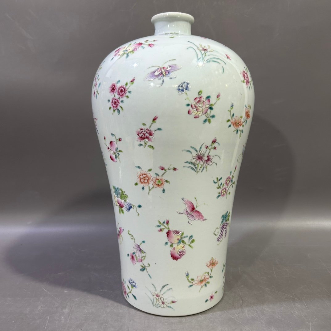 Qing Dynasty Yongzheng Pastel Flower Butterfly Plum Vase