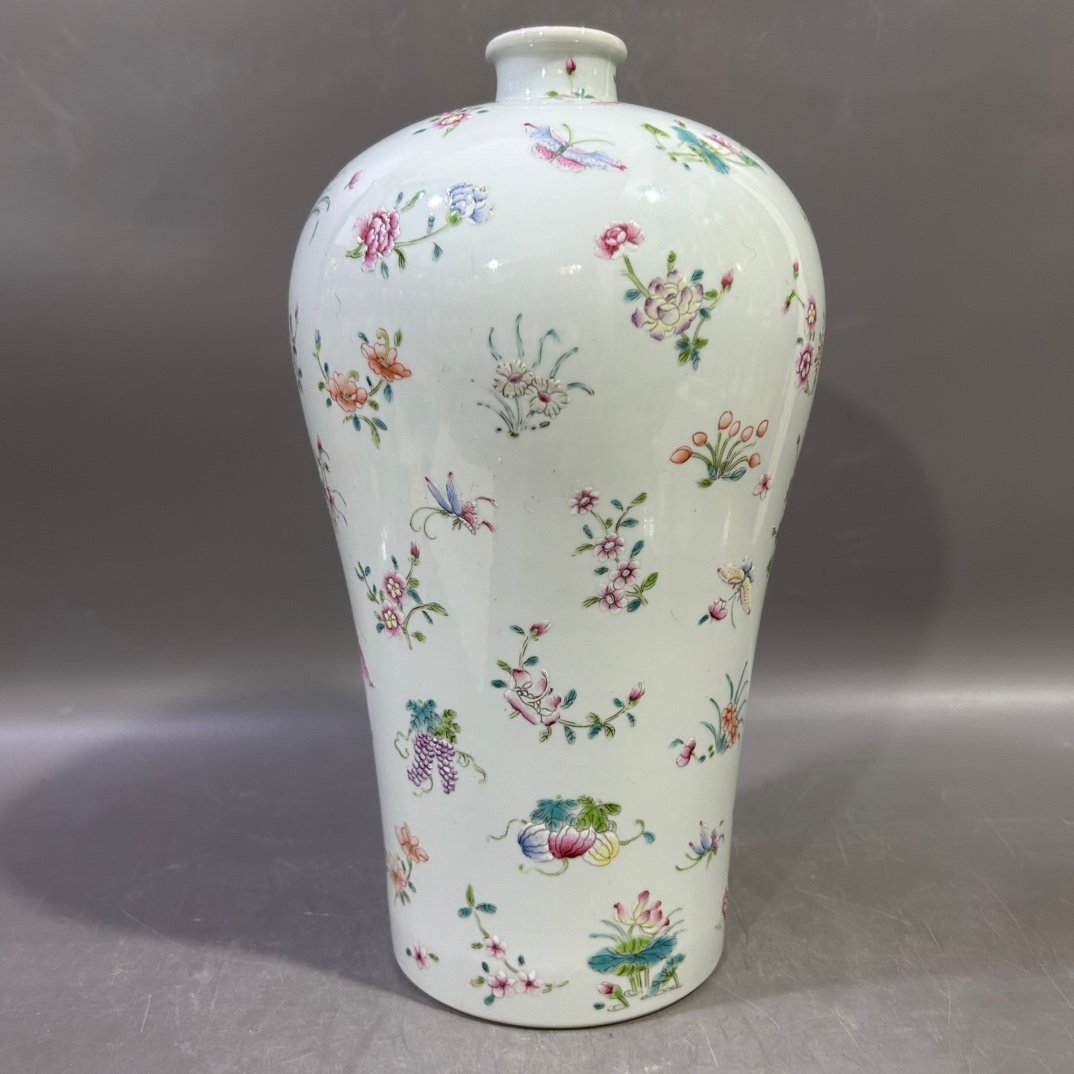 Qing Dynasty Yongzheng Pastel Flower Butterfly Plum Vase