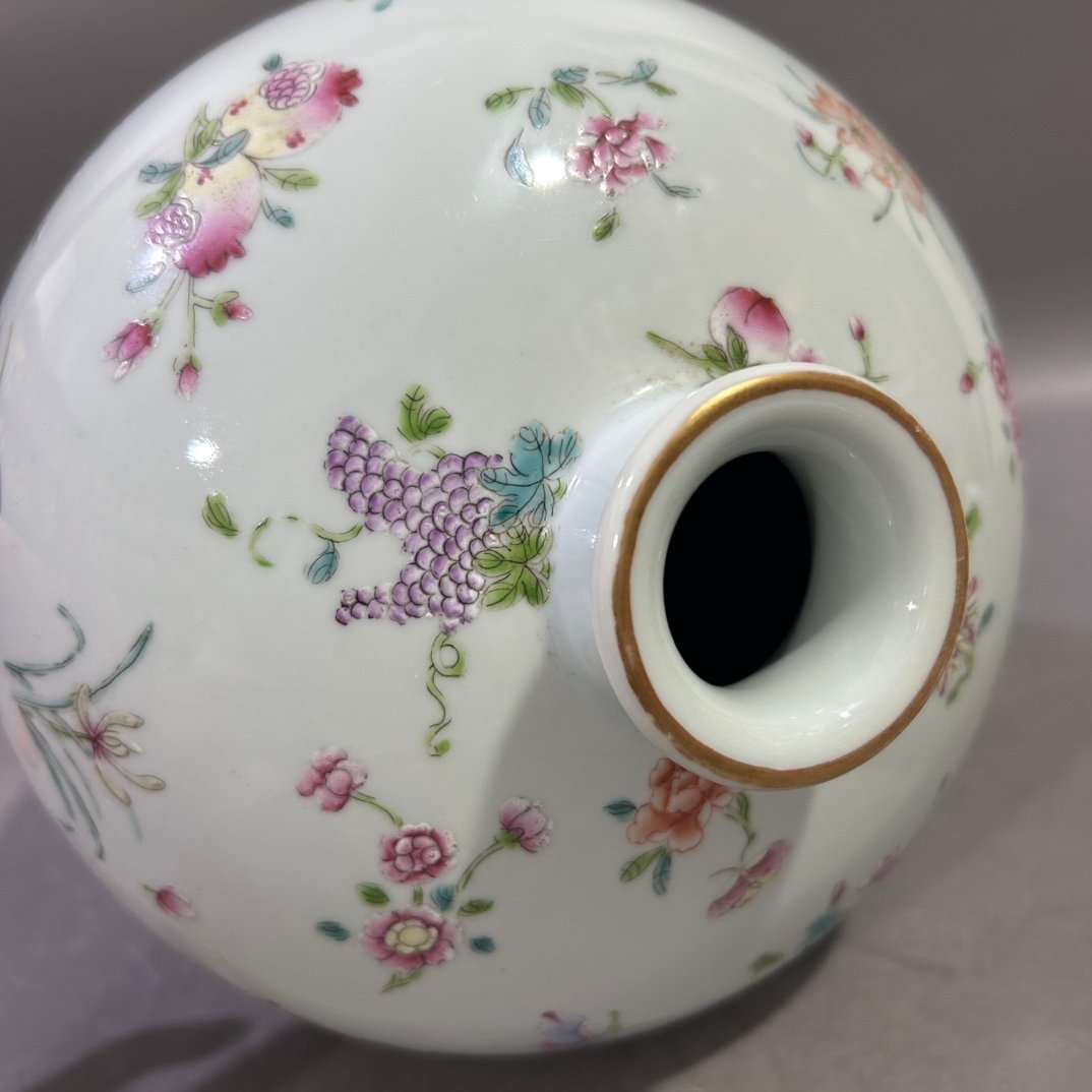 Qing Dynasty Yongzheng Pastel Flower Butterfly Plum Vase