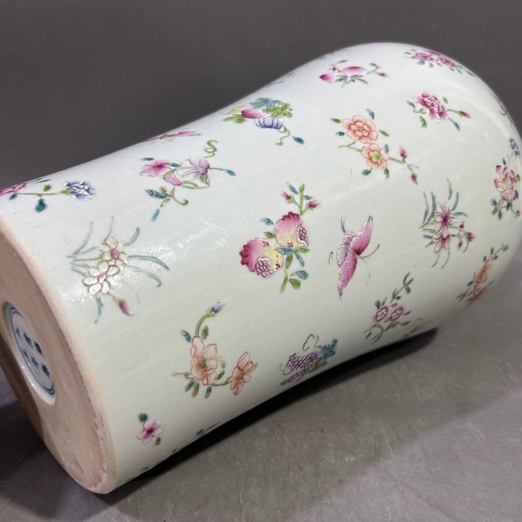 Qing Dynasty Yongzheng Pastel Flower Butterfly Plum Vase