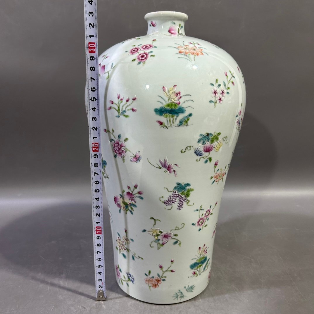 Qing Dynasty Yongzheng Pastel Flower Butterfly Plum Vase