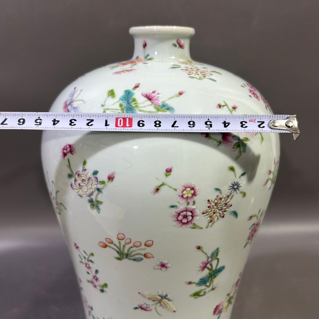 Qing Dynasty Yongzheng Pastel Flower Butterfly Plum Vase