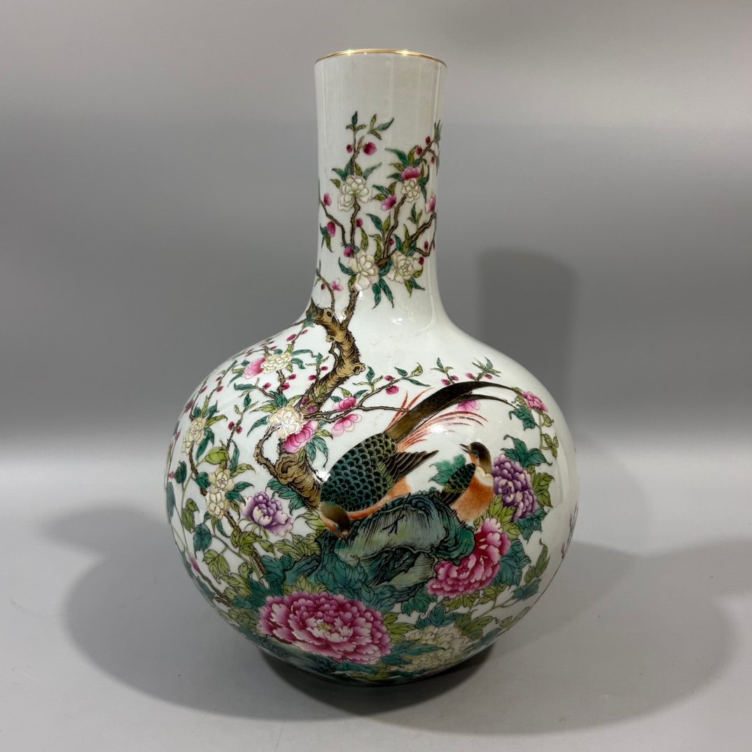 Qing Dynasty Yongzheng Pastel Flower and Bird Celestial Sphere vase