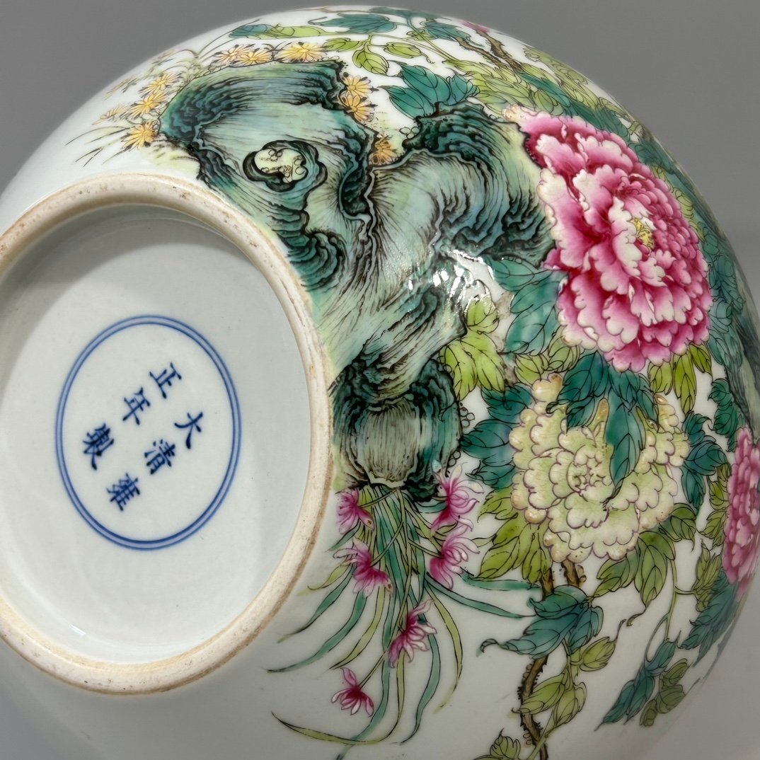 Qing Dynasty Yongzheng Pastel Flower and Bird Celestial Sphere vase