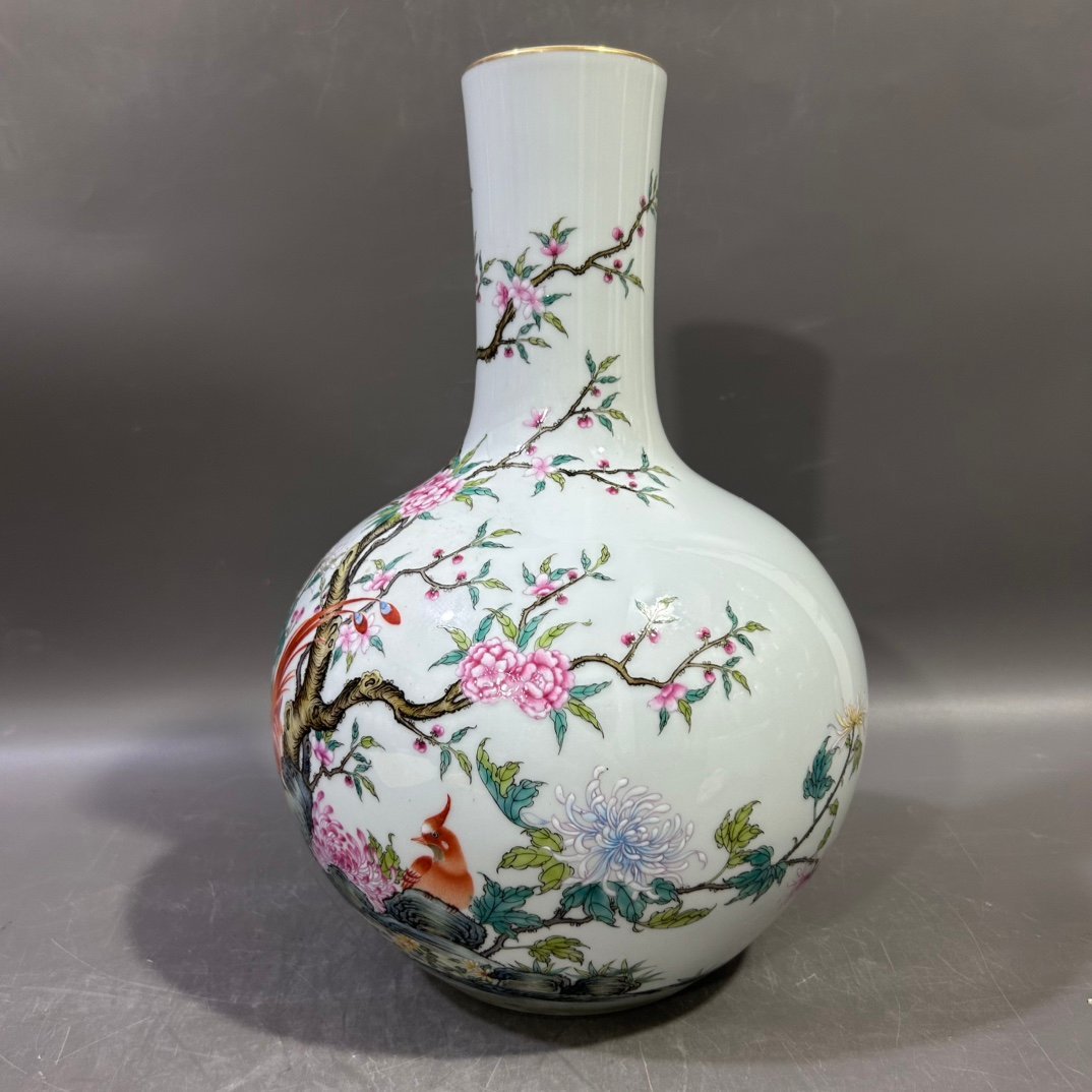 Qing Dynasty Yongzheng Pastel Flower and Bird Celestial Sphere vase