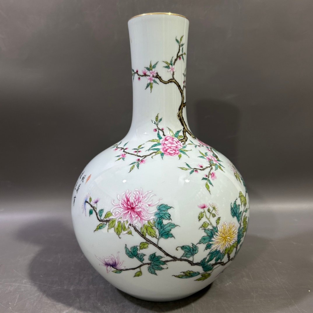 Qing Dynasty Yongzheng Pastel Flower and Bird Celestial Sphere vase