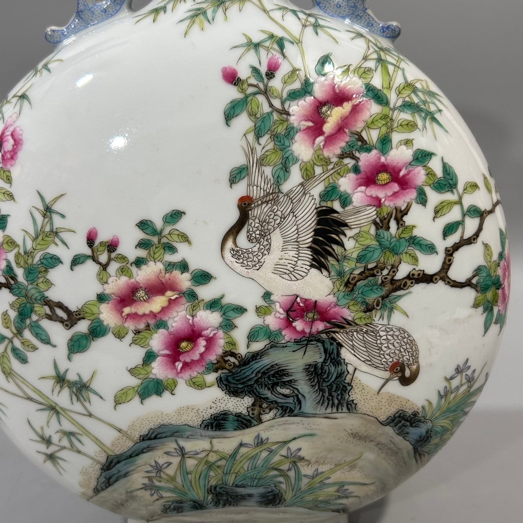 Qing Dynasty Yongzheng pastel flower and bird holding moon vase