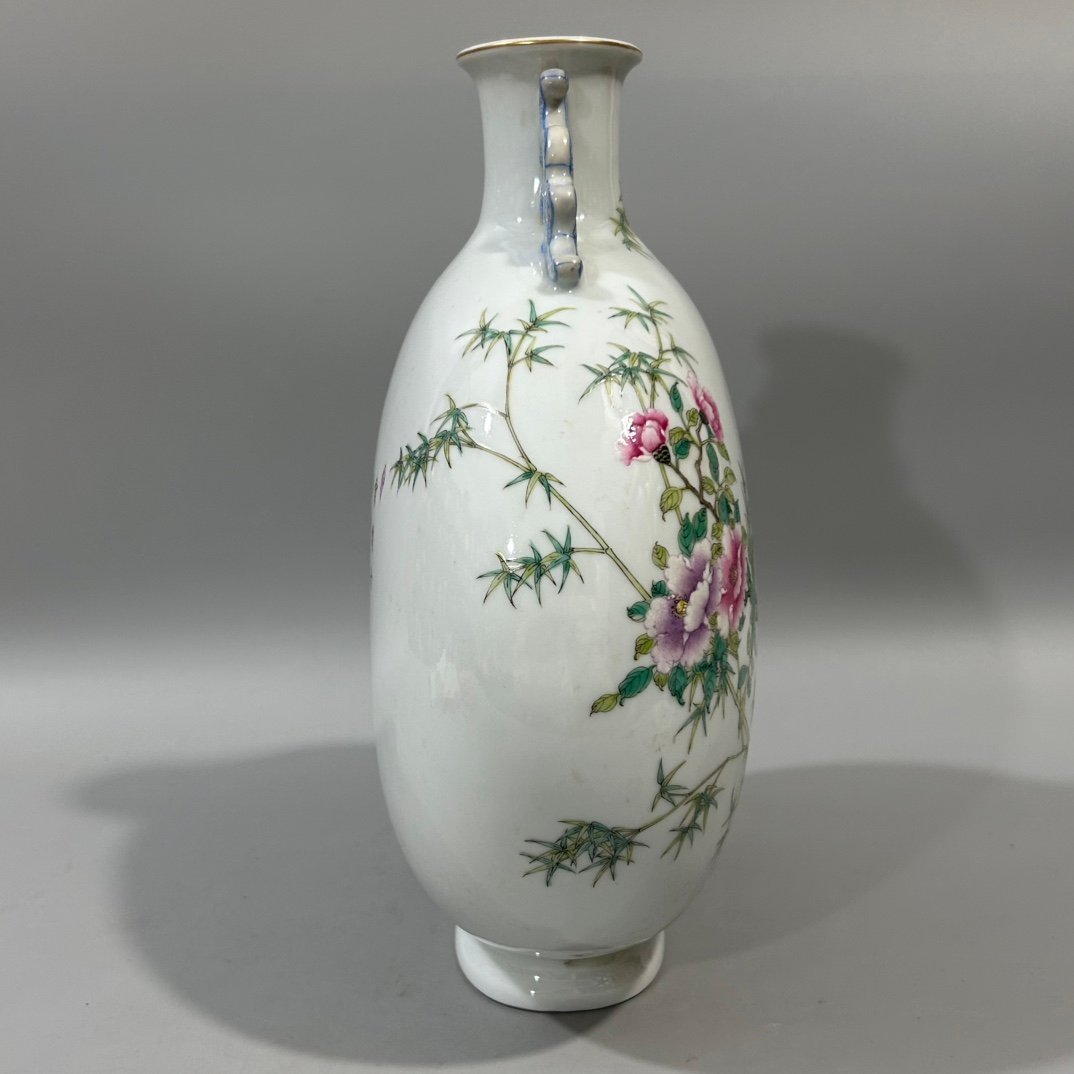 Qing Dynasty Yongzheng pastel flower and bird holding moon vase