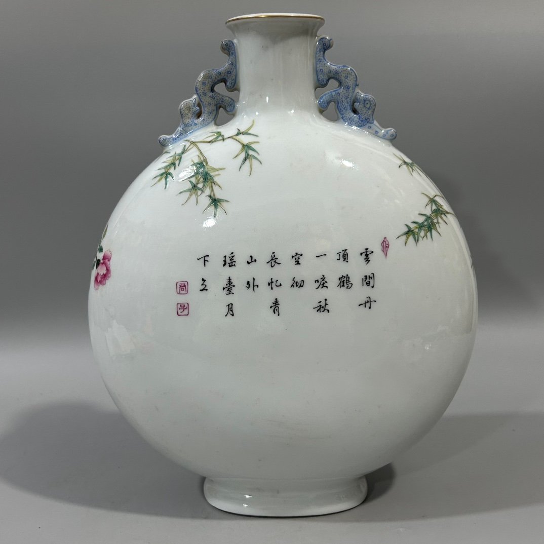 Qing Dynasty Yongzheng pastel flower and bird holding moon vase