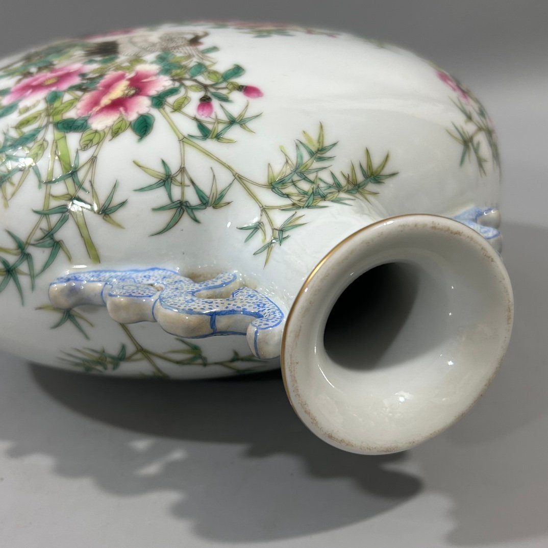 Qing Dynasty Yongzheng pastel flower and bird holding moon vase
