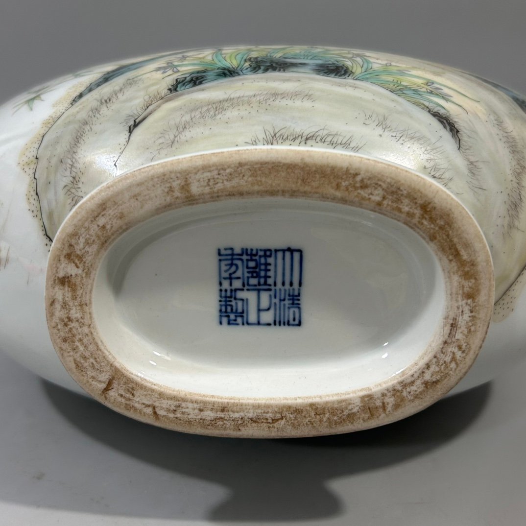 Qing Dynasty Yongzheng pastel flower and bird holding moon vase