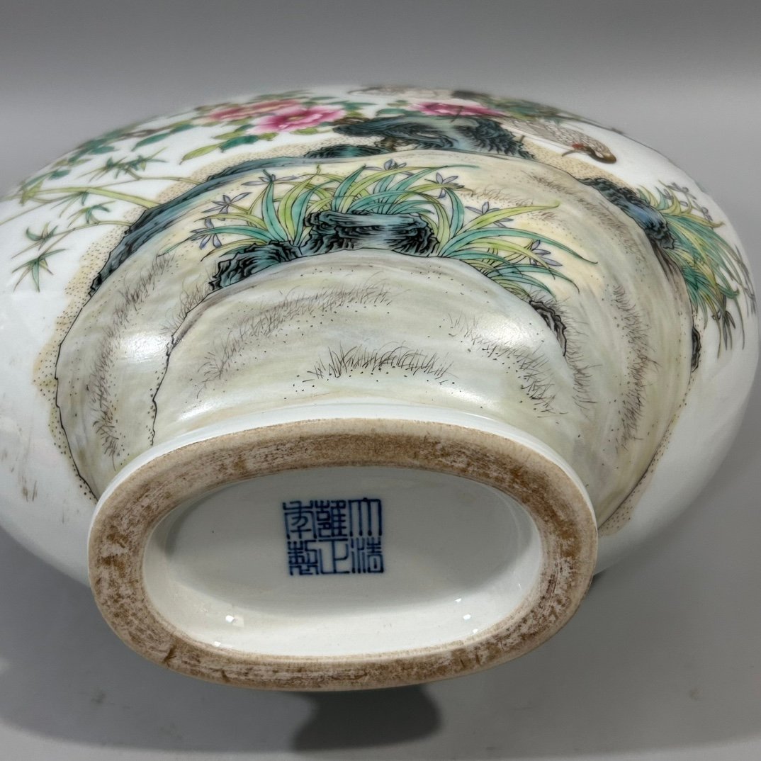 Qing Dynasty Yongzheng pastel flower and bird holding moon vase