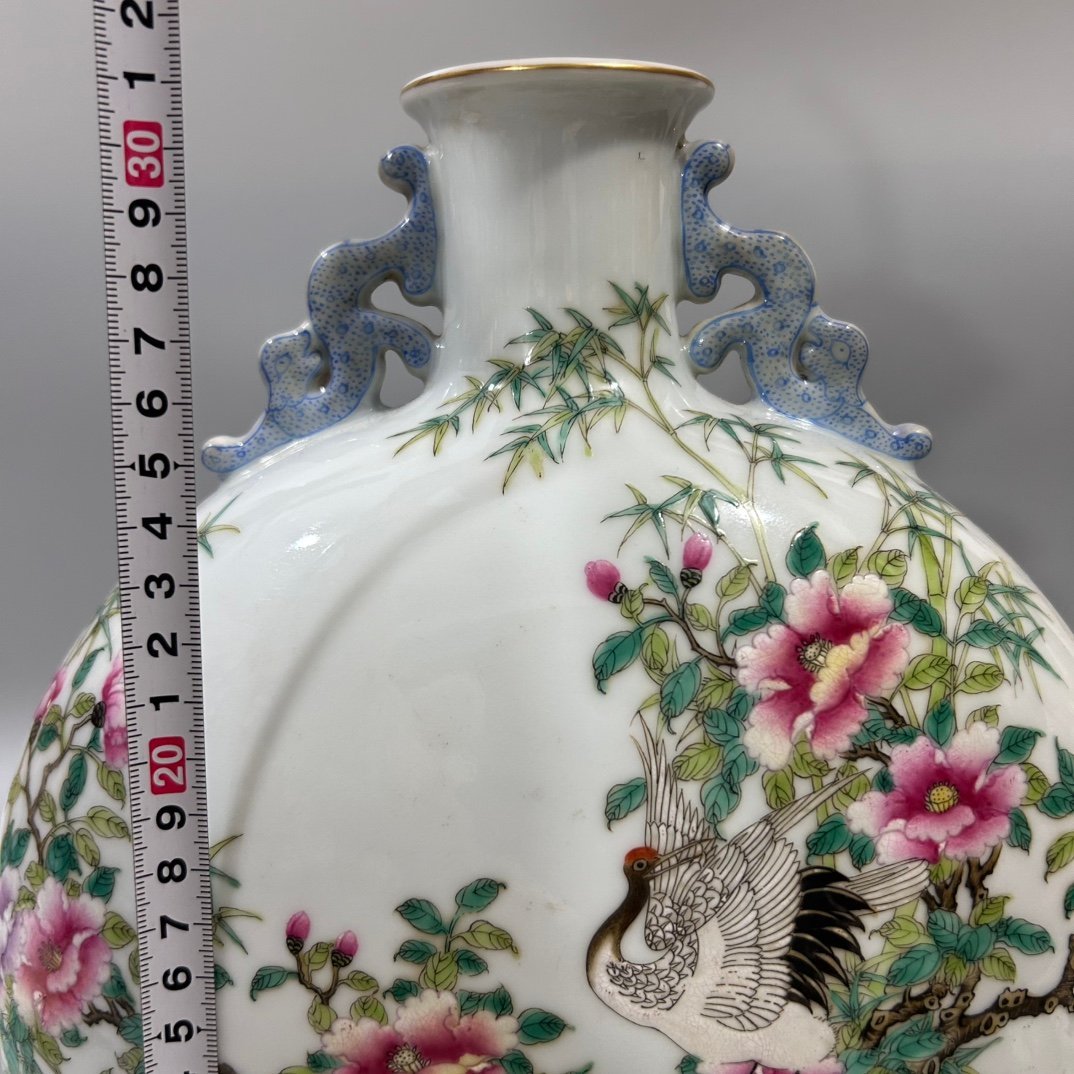 Qing Dynasty Yongzheng pastel flower and bird holding moon vase