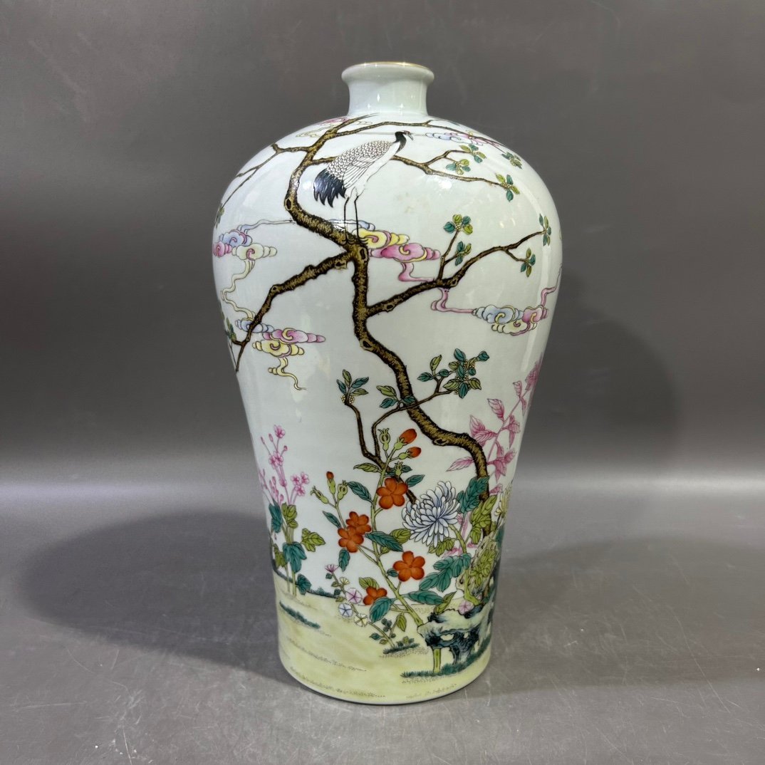 Qing Dynasty Yongzheng pastel flower and bird plum vase