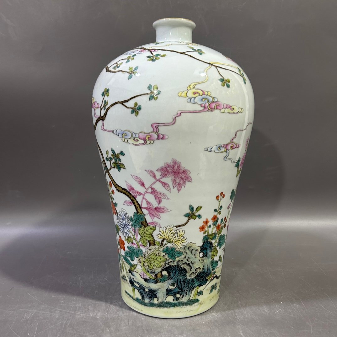 Qing Dynasty Yongzheng pastel flower and bird plum vase