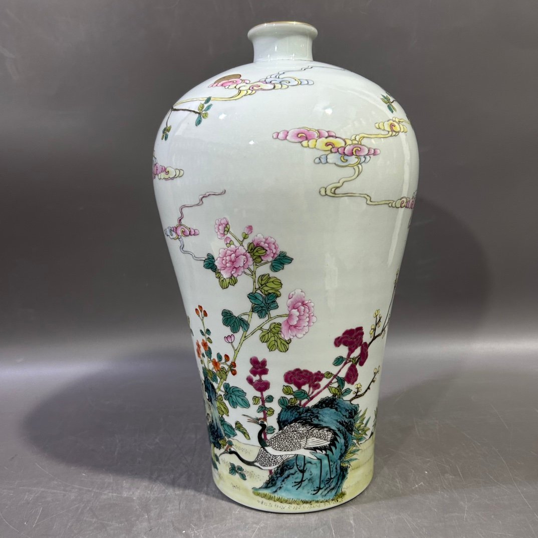 Qing Dynasty Yongzheng pastel flower and bird plum vase