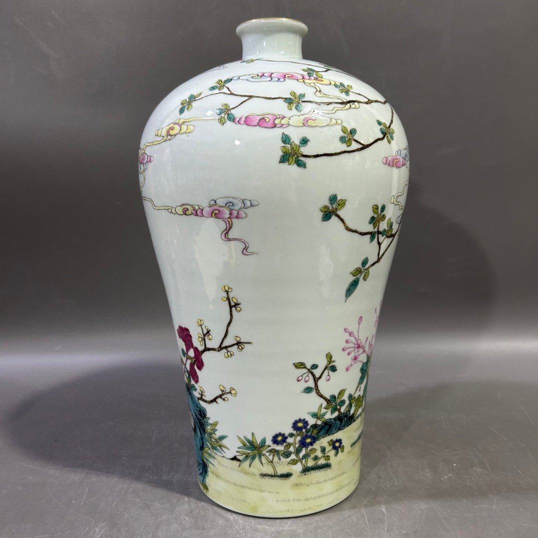 Qing Dynasty Yongzheng pastel flower and bird plum vase