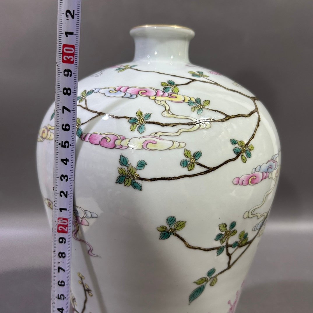 Qing Dynasty Yongzheng pastel flower and bird plum vase