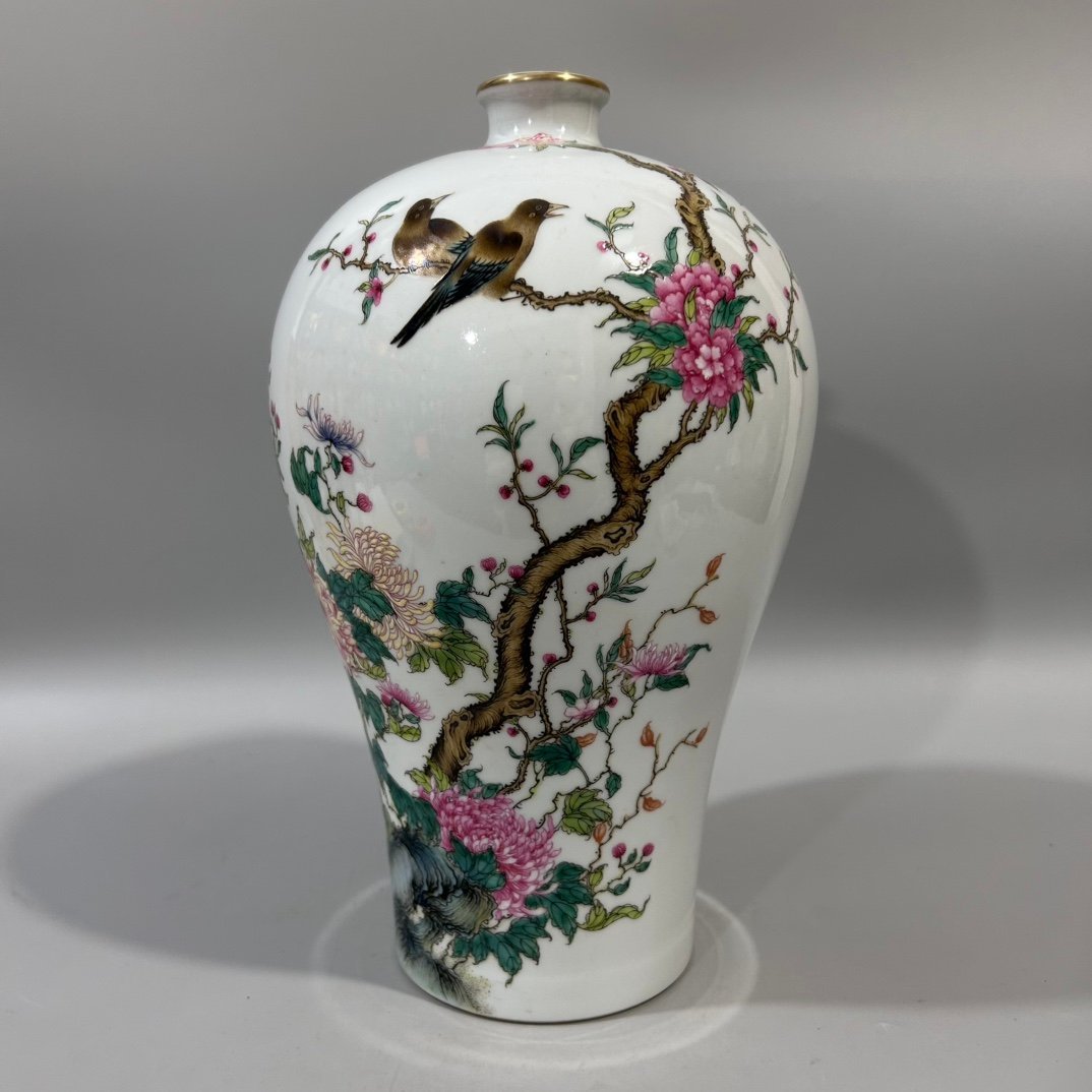 Qing Dynasty Yongzheng pastel flower and bird plum vase